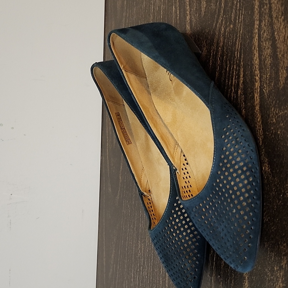 Vionic Deep Evergreen Black Perforated Pointed-Toe Flats 8.5